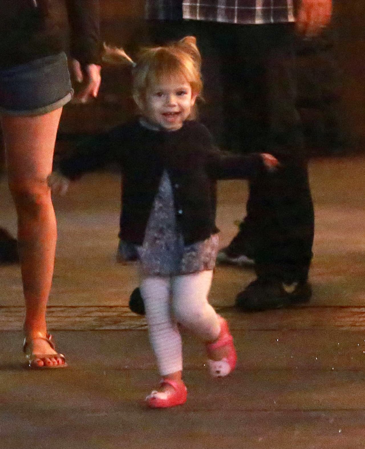 Rose iba peinada con unas lindas colitas y llevaba unas chanclitas de osito.