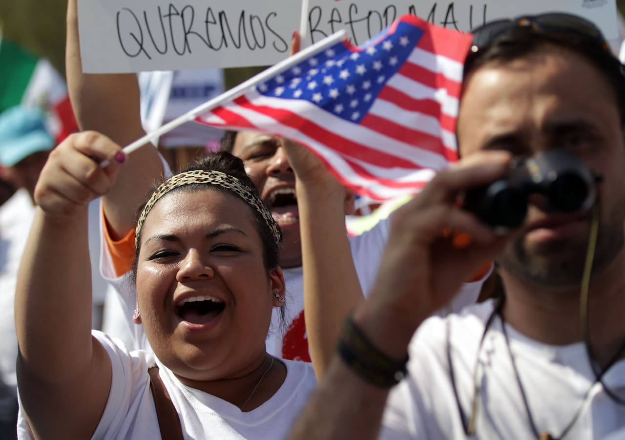 Demócratas insisten en vieja estrategia legislativa para regularizar a dreamers, trabajadores agrícolas y portadores del TPS
