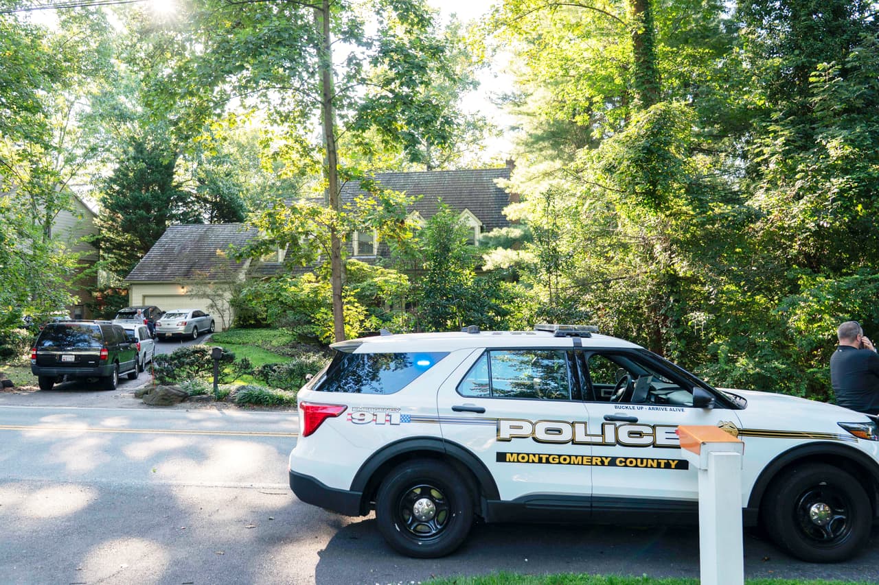 Se ve la casa del exasesor de Seguridad Nacional John Bolton con una patrulla del condado de Montgomery, Maryland, afuera, mientras agentes del FBI registran la vivienda, el viernes 22 de agosto de 2025 en Bethesda, Maryland.