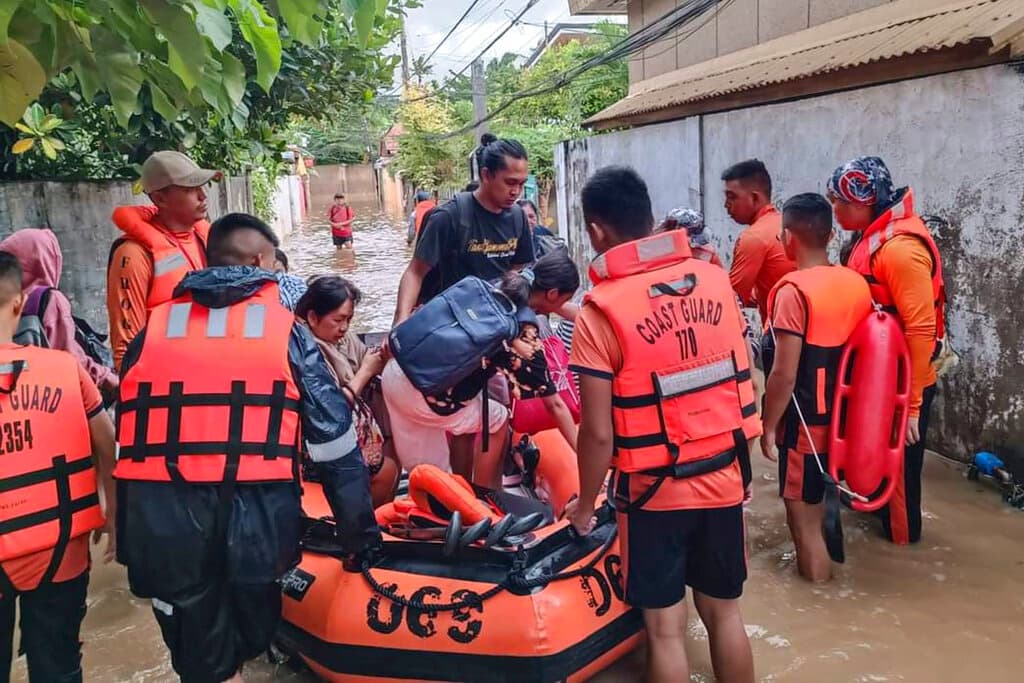 El poblado costero, que yace al pie de una montaña, es accesible por tierra, lo que permitió el envío de más socorristas este sábado para hacer frente a uno de los peores desastres climáticos en azotar el sur del país en décadas, manifestó.