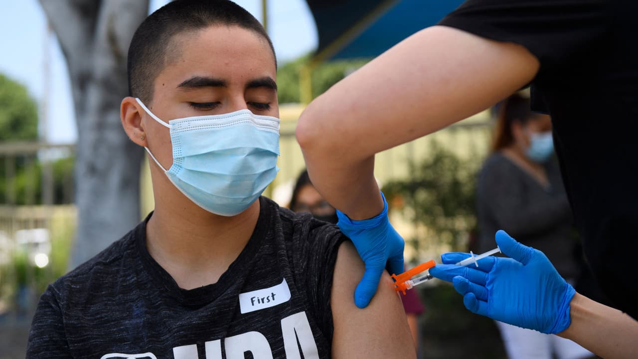 A semanas de aprobarse el uso de la vacuna contra el covid-19 en menores, los Centros para el Control de Enfermedades (CDC) están investigando algunos pocos casos de problemas cardíacos en adolescentes que la recibieron.