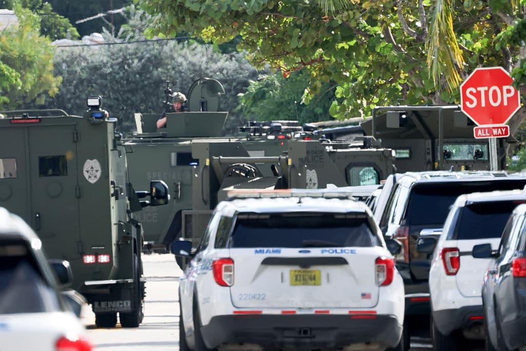 El 
<a href="https://www.univision.com/local/miami-wltv/dos-policias-de-miami-heridos-tras-tiroteo-noroeste-ciudad?daa" target="_blank">suceso ocurrió en el área de la avenida 14 y la calle 26 del noroeste</a>, después de que dos oficiales resultaran heridos de bala mientras investigaban una alerta de disparos.