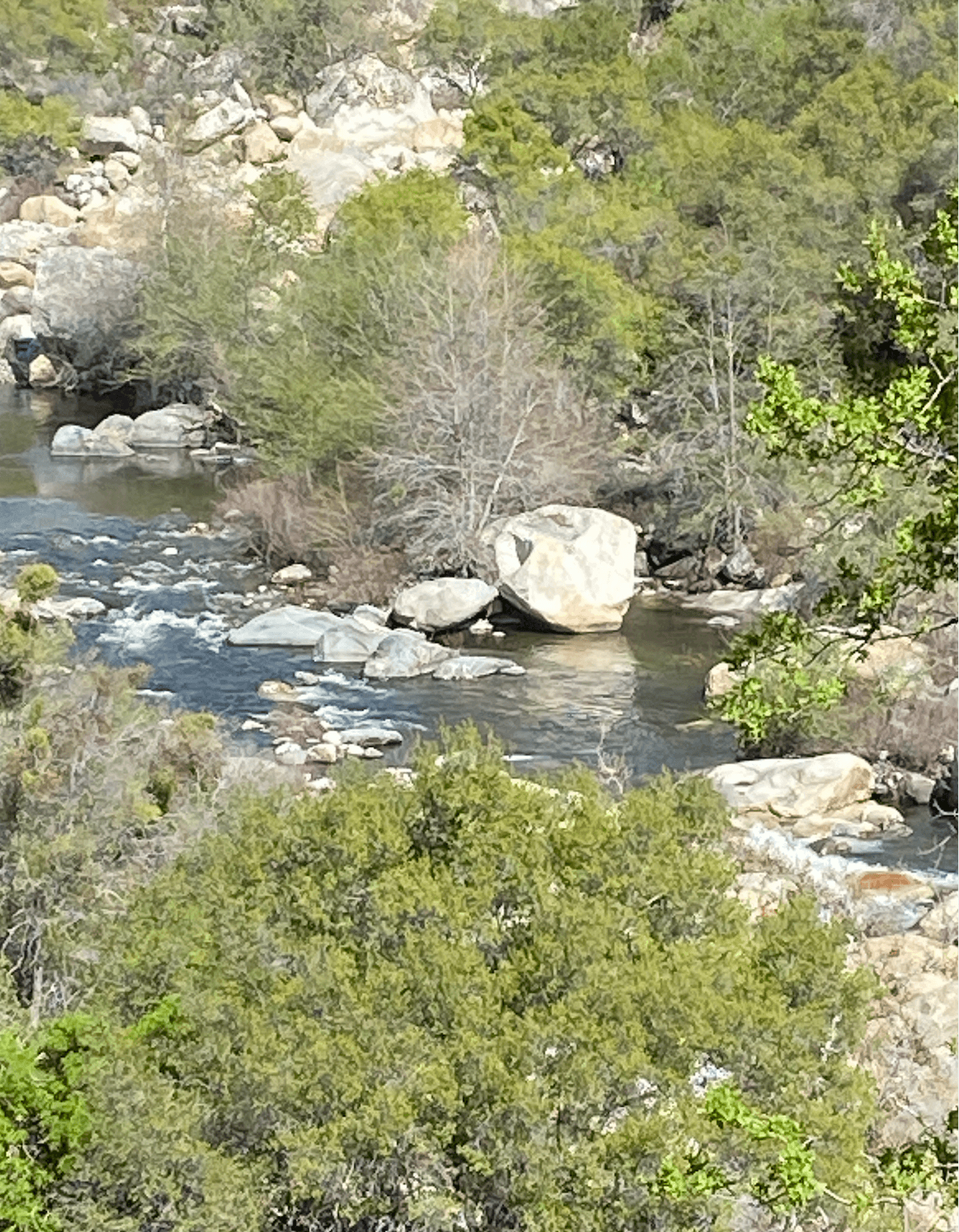 La cuenca sur del río las aguas son bajas y calmadas, sin embargo los guardaparques recuerdan, que las rocas, aunque atractivas para fotos, son muy resbalosas y pueden poner en riesgo los visitantes.
<br>