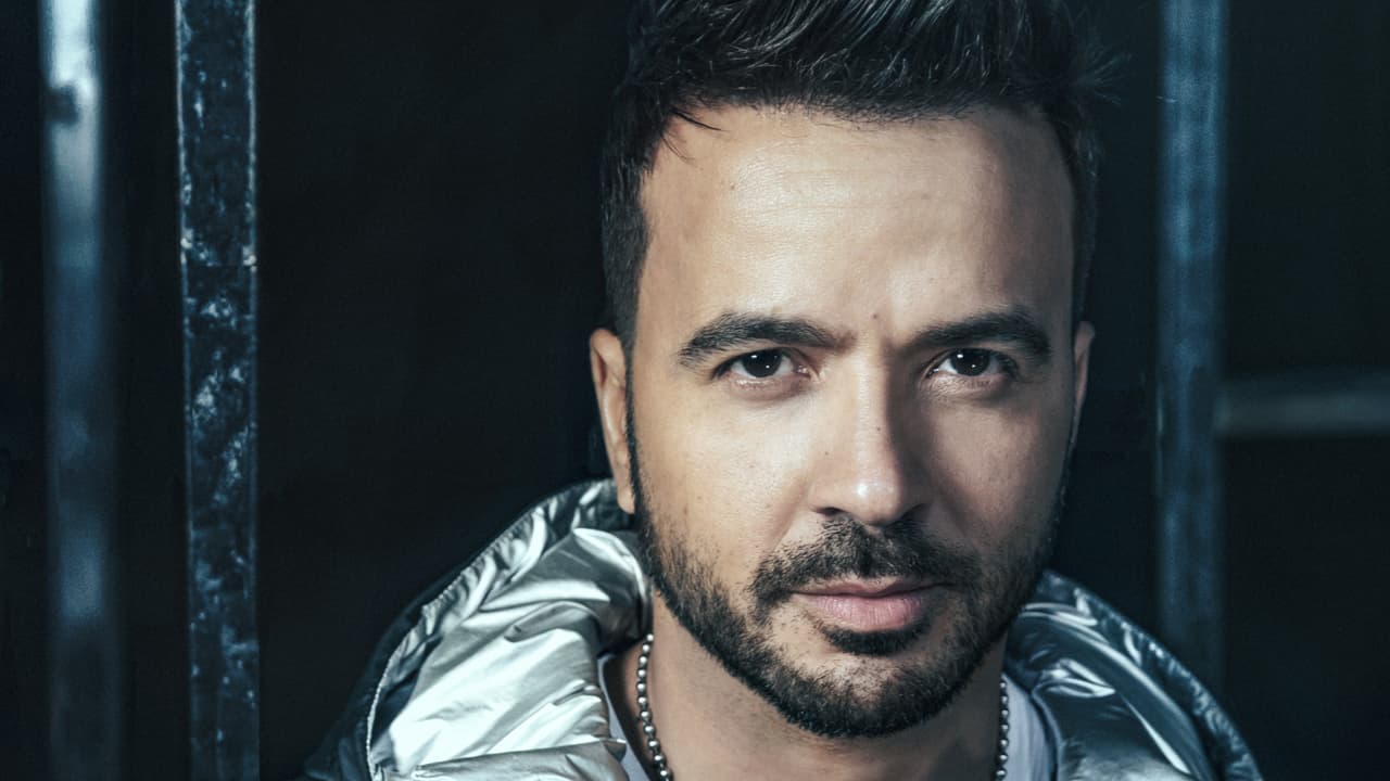 <h3 class="cms-H3-H3"><b>Luis Fonsi</b></h3>
<br>El puertorriqueño alza la mano para ser parte de la trigésimo cuarta entrega de Premio Lo Nuestro y nos deleitará con lo último de su repertorio, además de que también está nominado este año en cuatro categorías.