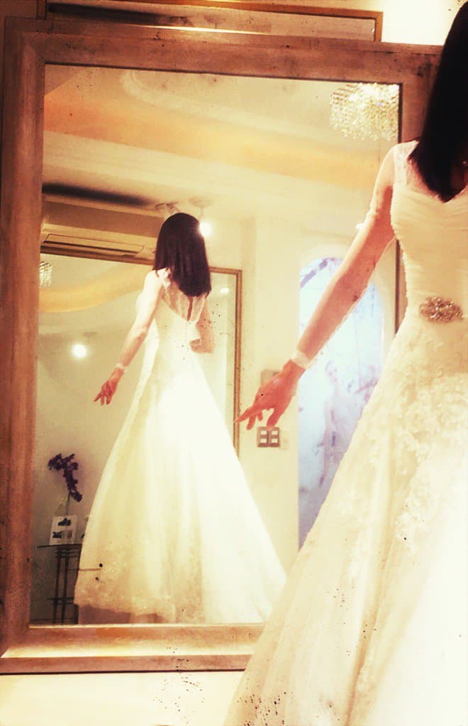 Por su parte, Angelique Boyer ya nos daba pistas de lo que iba a suceder en la trama. ¡Adivinaste! Se trata del vestido de novia de Ana Laura.