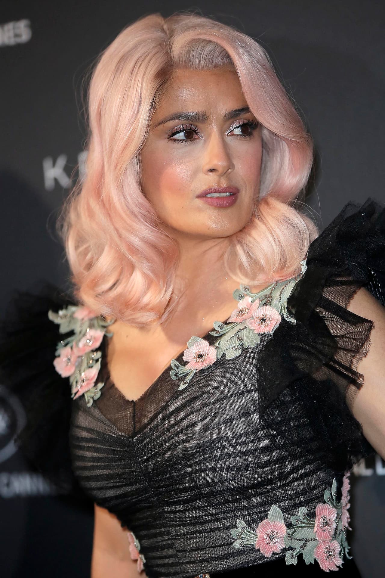 ¿Por qué habría decidido Salma Hayek usar una peluca rosa?