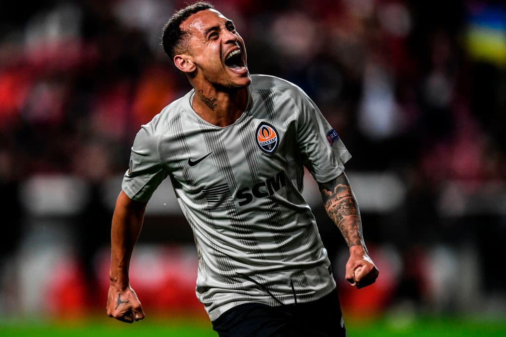 Alan Patrick grita y festeja el gol del Shakhtar por todos los aires, el estadio se enciende y el equipo ucraniano avanza ganando la serie 5-4 al Benfica.
