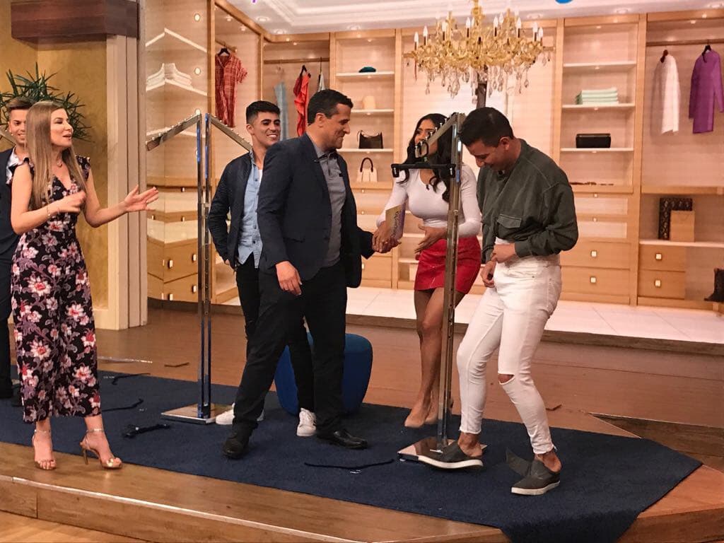 Ponerse los zapatos resultó un poco complicado, el tiempo seguía corriendo.