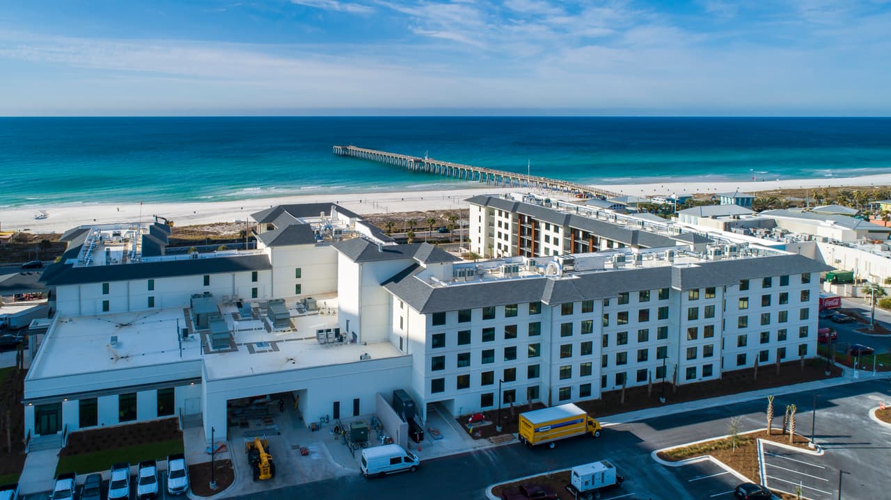 <b>8. Panama City Beach, Florida (31.59)</b>
<br>
<br>Que no te confunda ese precioso y tranquilo turquesa que se funde en el horizonte con el cielo. Esta playa de Florida ocupa el octavo puesto en peligrosidad, entre otros factores, porque varias personas han muerto por sus fuertes corrientes.
<br>
<br>En una sola noche de junio de 2024, tres hombres de unos 20 años que estaban bañándose fueron atrapados por una corriente de resaca y murieron sin posibilidad de ser rescatados.
<br>
<br>También registra sucesos en los spring breaks y ha sido escenario de devastadores huracanes como Michael, que llegó a la región en categoría 5, con vientos de hasta 161 mph.
<br>