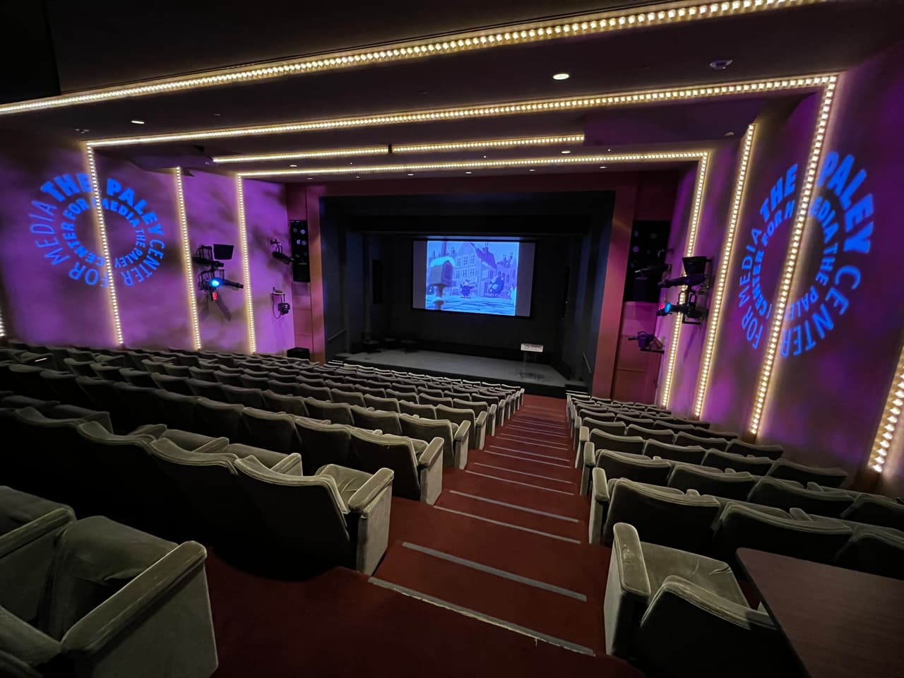 El espectáculo contará con apariciones de estrellas de cine y proyecciones especiales, incluyendo Christmas Again y la actriz Scarlett Estevez, y Gabby's Dollhouse, y la actriz, Gabby.