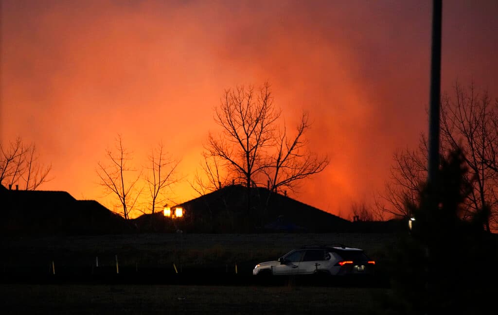 Un incendio forestal arde cerca de un centro comercial el jueves 30 de diciembre de 2021, cerca de Broomfield, Colorado.