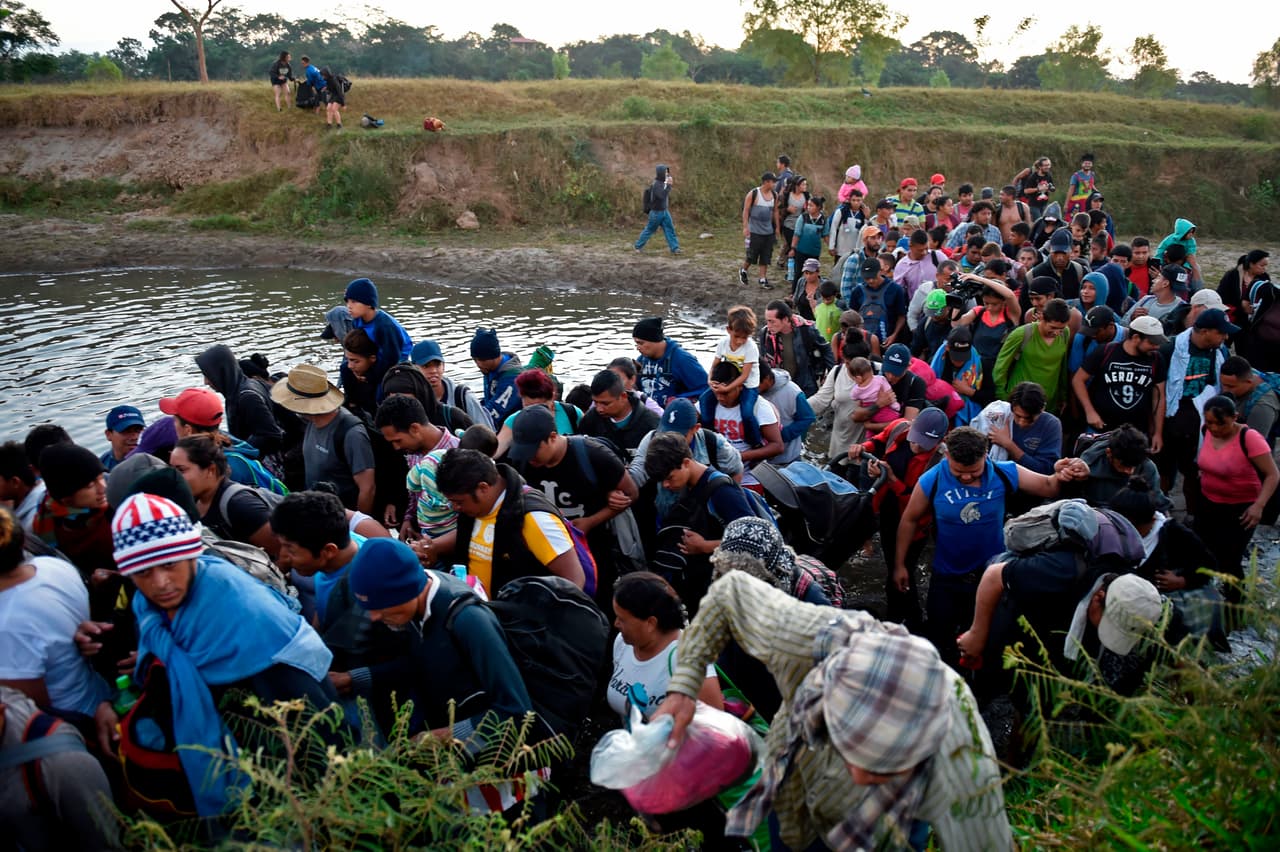 Sin embargo, la madrugada de este jueves al percatarse que la seguridad en la zona del lado mexicano se había reducido, los migrantes se reagruparon y comenzaron a cruzar.
<br>