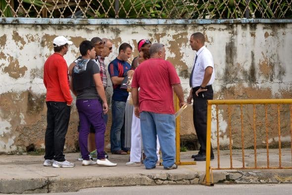 Mientras el gobierno de EE.UU. volvió a pedir a Cuba la liberación del contratista estadounidense Alan Gross durante la ronda de diálogo migratorio que tuvo lugar el jueves, en una sesión que se cerró sin aparentes avances, los cubanos trataban de llegar a las oficinas de la Sección de Intereses en La Habana, con la esperanza de conseguir una visa. "La delegación estadounidense reiteró su llamado a la liberación de Alan Gross, que fue arrestado por las autoridades cubanas el 3 de diciembre de 2009 y más tarde sentenciado a 15 años en prisión", dijo la portavoz del Departamento de Estado, Jen Psaki, en un comunicado. El diálogo migratorio es uno de los intercambios políticos más importantes que sostienen ambos países, sin relaciones diplomáticas desde 1962. La segunda ronda celebrada ayer estuvo centrada en asuntos como "la cooperación (bilateral) en aviación de seguridad, búsqueda y rescate y fraude de documentos consulares", según Psaki. "La delegación estadounidense subrayó las áreas donde ha habido cooperación exitosa, en materia de migración, en cuanto al intercambio de información sobre la prohibición de inmigrantes indocumentados y a la hora de clarificar aspectos de los recientes cambios de Cuba en política migratoria". Al igual que en la reunión de julio de 2013, la delegación cubana en el diálogo estuvo encabezada por la directora del Ministerio de Relaciones Exteriores de Cuba, Josefina Vidal; y la estadounidense por el subsecretario de Estado adjunto de EEUU para Latinoamérica, Alex Lee.