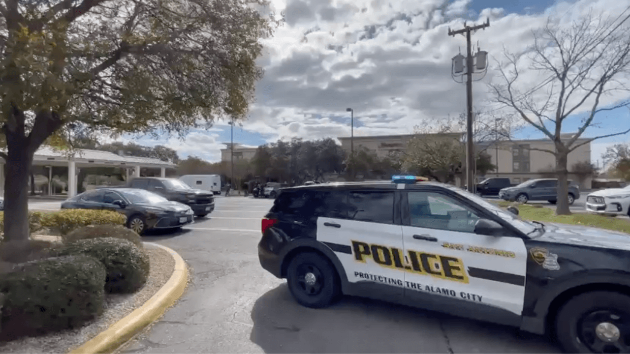 El banco está intentando determinar cuál fue la cantidad de efectivo que robaron los sospechosos.