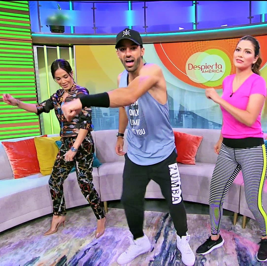 Con tacones y todo, Karla Martínez también se unió a la sesión de baile. Toni recomendó realizar esta actividad en grupo.
<br>