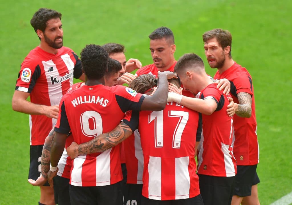 Los jugadores del Athletic Club festejan su primero gol en el regreso del futbol español.