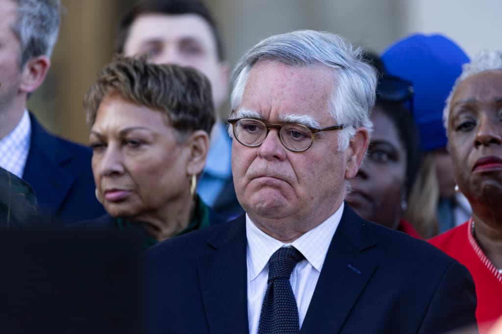 "Hace solo dos días fue el peor día de nuestra ciudad", dijo el alcalde John Cooper. "Desearía tanto que no estuviéramos aquí, pero tenemos que estar aquí".