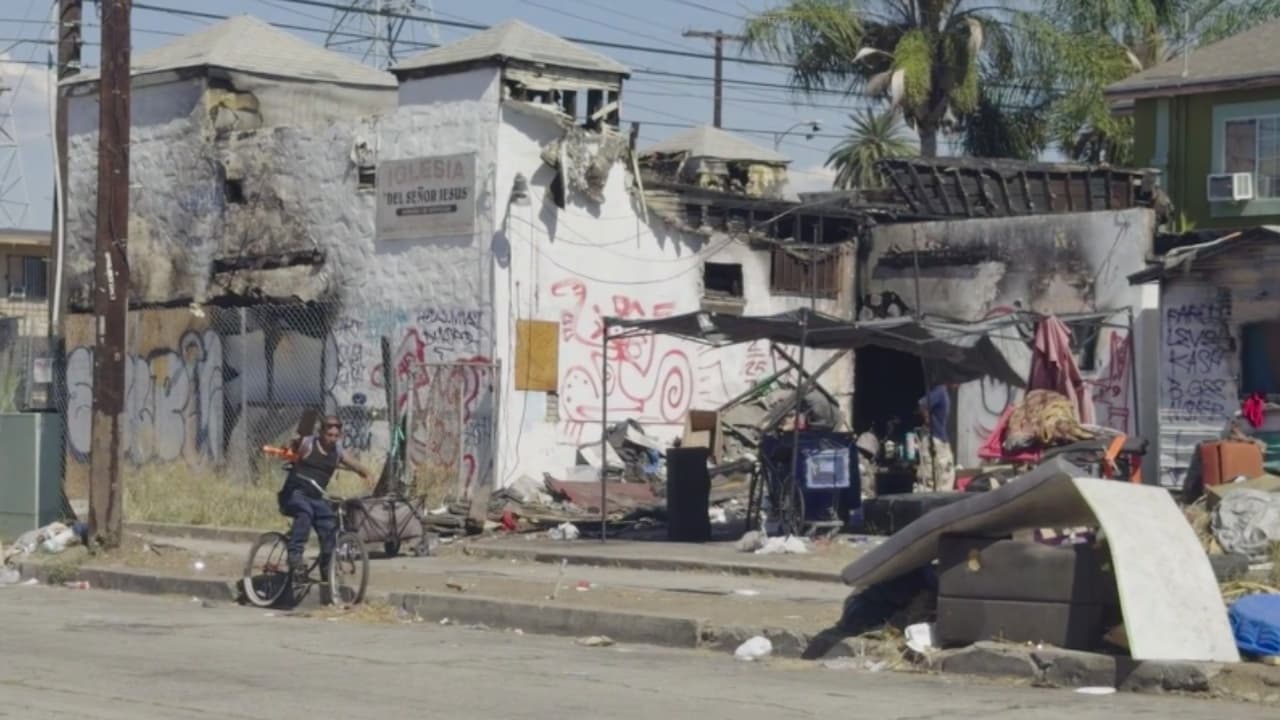 Denuncian aumento de indigentes, suciedad e incendios en iglesia abandonada en el sur de Los Ángeles