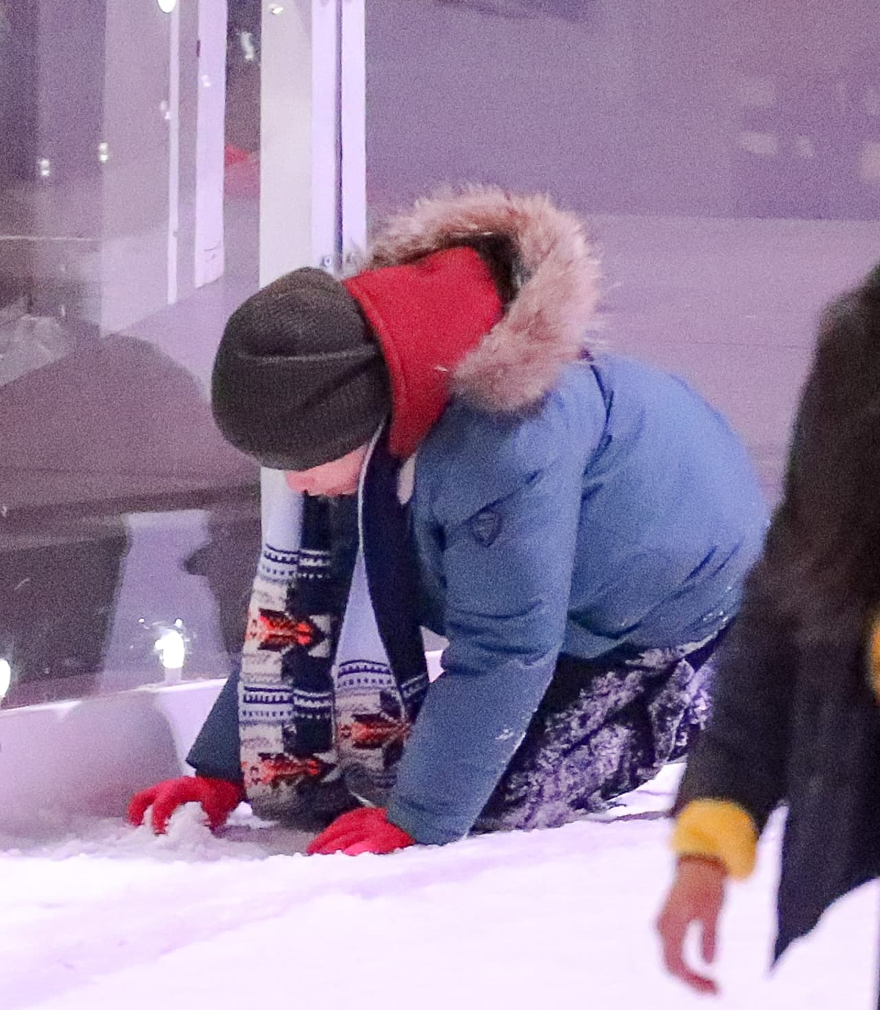 Maximilian David, por su parte, prefirió intentar jugar con el hielo a orillas de la pista.