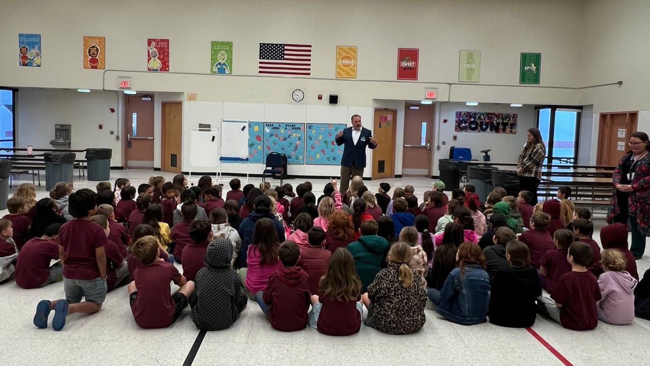 Niño de 8 años lleva una pistola cargada a su escuela y lo arrestan por amenazar a su maestro