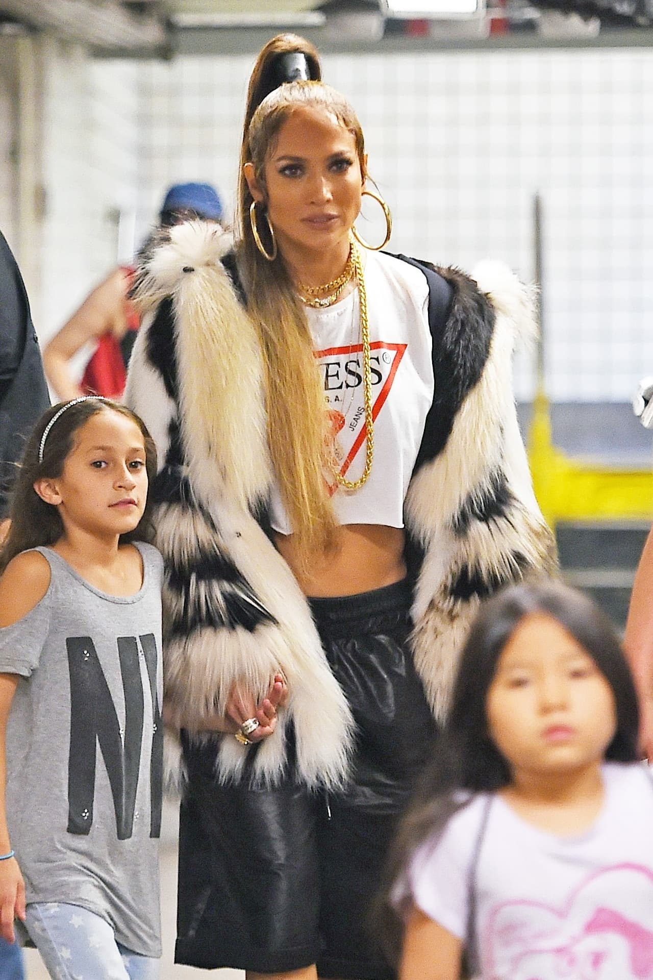 De la mano de mamá, Emme se mantuvo alerta a todo lo que ocurría en el tren y el revuelo que genera la presencia de JLo.