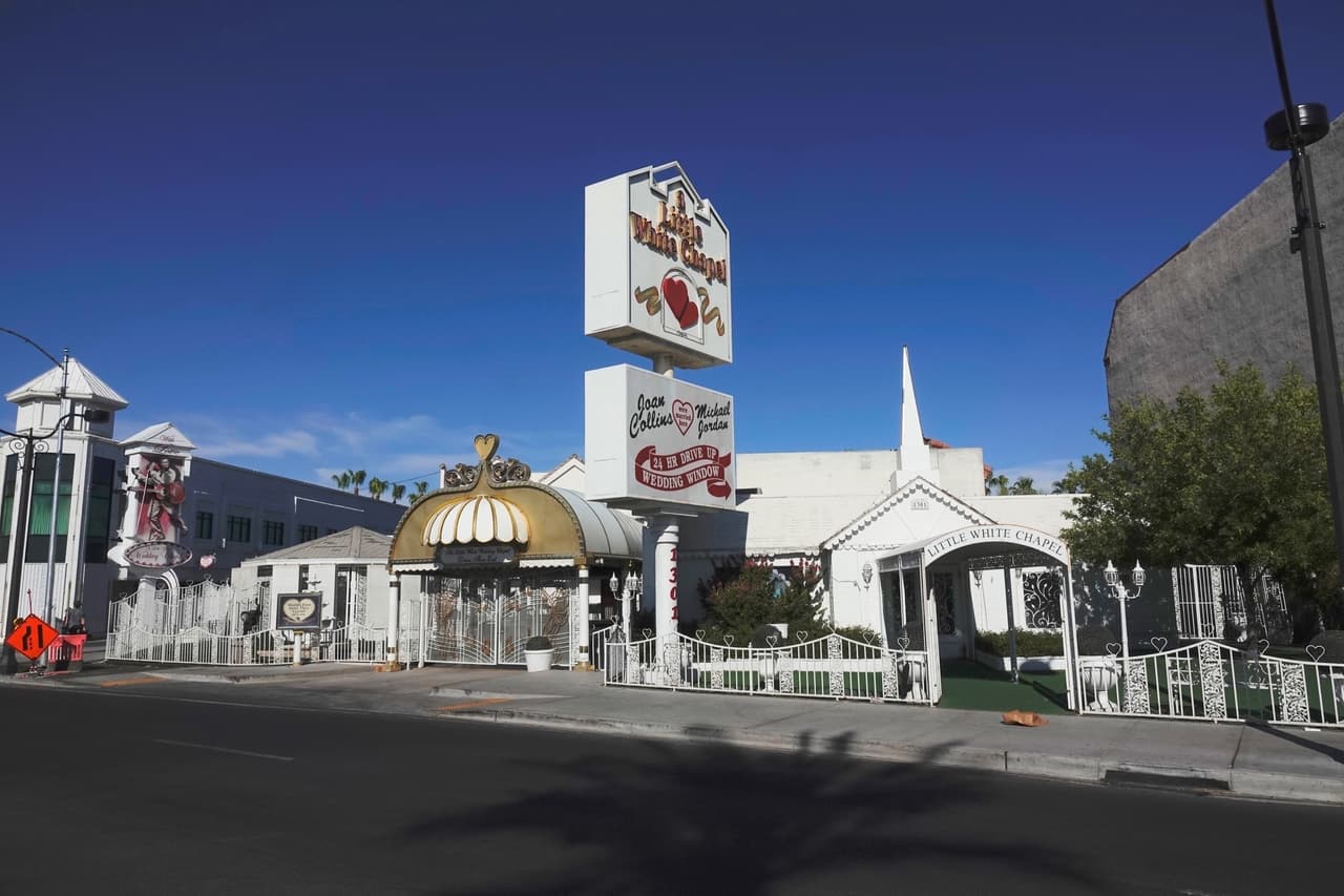 La capilla aparece en un episodio de la quinta temporada del 'sitcom' cuando 
<b><a href="https://www.univision.com/famosos/rachel-y-ross-friends-reunion" target="_blank">Ross Geller (David Schwimmer) y Rachel Green (Jennifer Aniston)</a></b>
<a href="https://www.univision.com/famosos/rachel-y-ross-friends-reunion" target="_blank"> </a>se casan de manera intempestiva en Las Vegas en medio de una borrachera. 
<br>