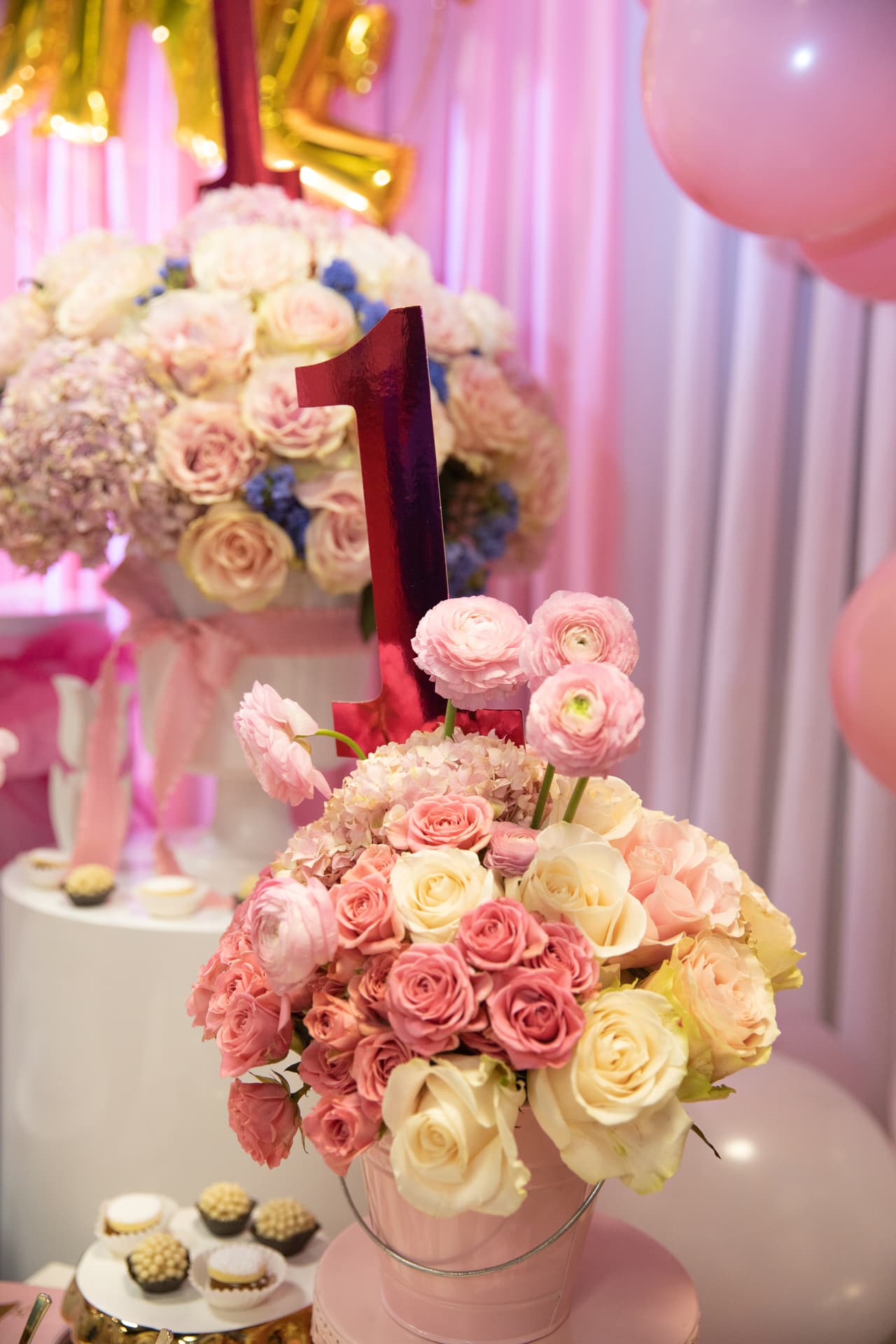 Las flores blancas y rosadas le dieron vida a la bella decoración, dichos elementos reflejaron la dulzura y ternura de la hija de la presentadora de noticias.