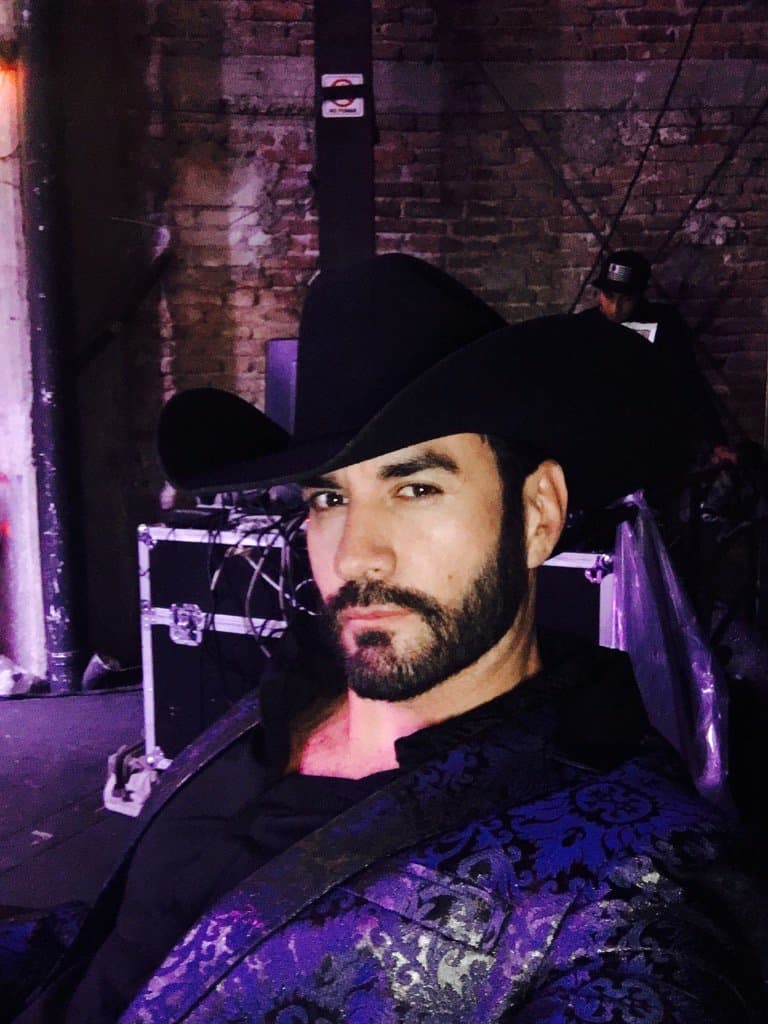 Esa mirada penetrante, así como esa barba de típico norteño, es la combinación perfecta para caer a sus pies, sin embargo, ahora que el actor terminó de grabar la telenovela decidió decirle adiós a este look.