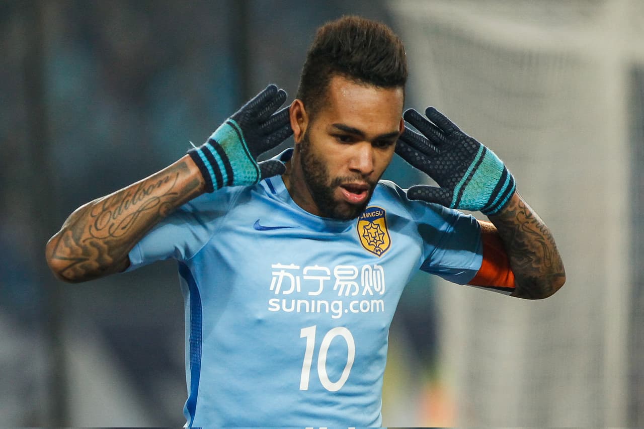 El brasileño Alex Teixeira podría protagonizar otro fichaje curioso desde China a un equipo de élite de Europa. Al jugador del Jiangsu Sunin lo estarían viendo de cerca desde el Liverpool.