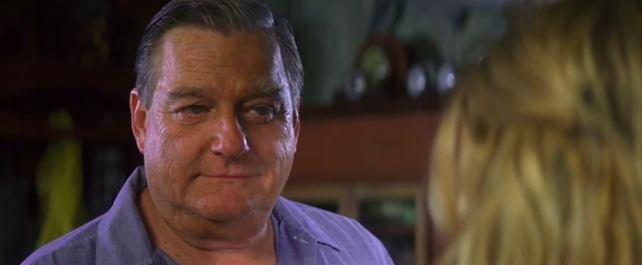 <b>Blake Clark</b>
<br>Lucy no solo contaba con su hermano para sobrellevar su falta de memoria, pues también tenía a su padre Matin Whitmore, quien trata de evitar a toda costa que ella sufra debido a su condición.