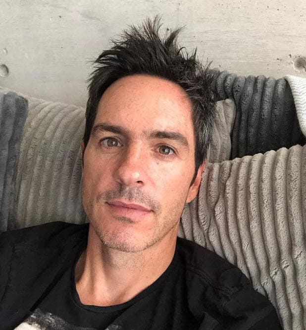 El actor sí pudo despedirse de su papá: "Ayer me tocó verlo por una última vez antes de incinerarlo, al verlo físicamente ya no estaba ahí en ese cuerpo inerte, pero su presencia estaba al lado de mí, abrazándome como siempre lo hacía, esos abrazos de oso que me daba desde el día que me adoptó".