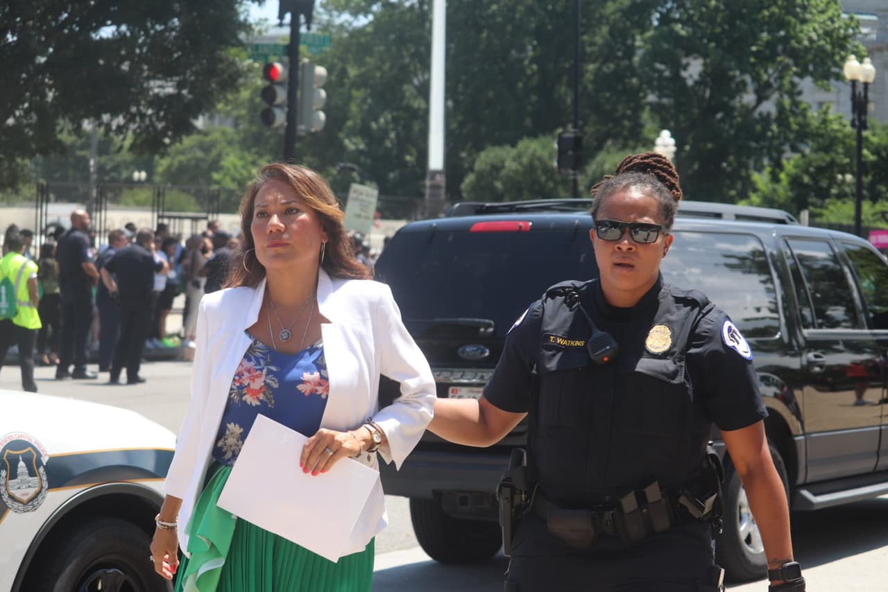 Arrestan a 17 congresistas en una protesta a favor del aborto frente a la Corte Suprema
