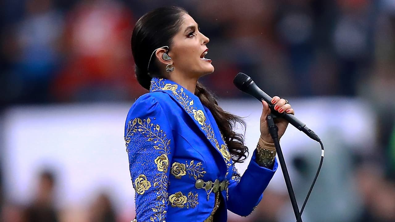 Ana Bárbara se vuelve a equivocar cantando el himno de México en un evento deportivo multitudinario