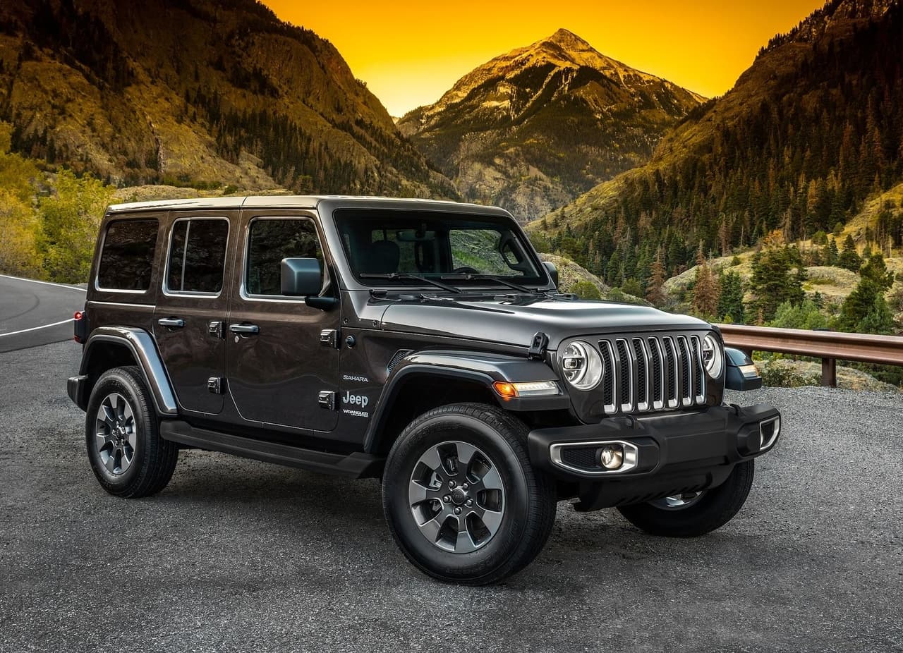 <h3 class="cms-H3-H3"><b>Jeep Wrangler</b></h3>
<br>
<br>Este vehículo es sinónimo de aventura y emoción. Además, es uno de los preferidos por las chicas. El Jeep Wrangler está disponible en versiones de dos o cuatro puertas y sus dueños también tienen acceso a un sinnúmero de accesorios, desde puertas tubulares a juegos de luces antinieblas y otras partes para mejorar su desempeño en terrenos exigentes.
<br>
