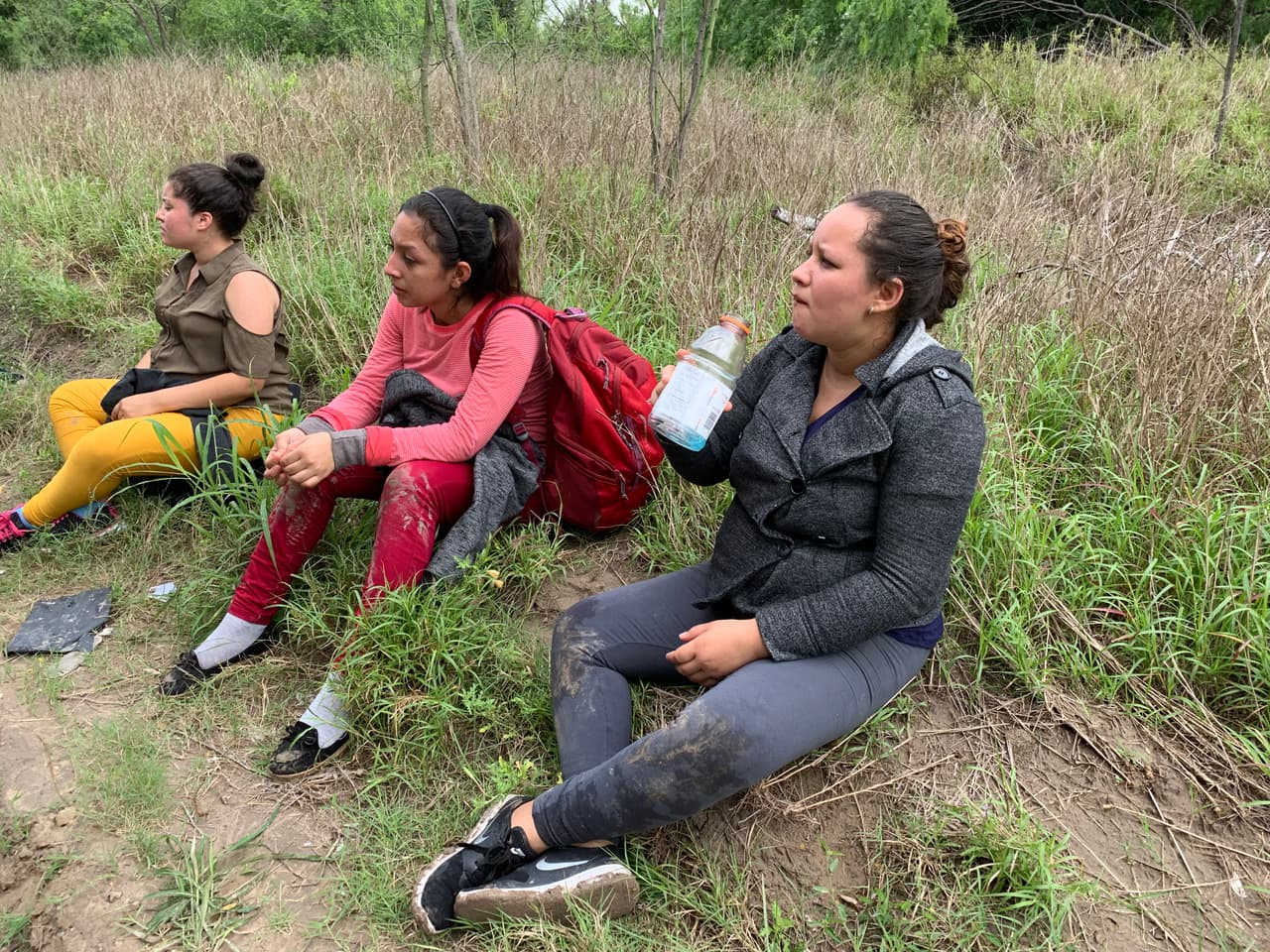 Estas tres inmigrantes hondureñas que acabaron de cruzar están embarazadas. De izquierda a derecha, tienen 9, 3 y 6 meses de gestación.