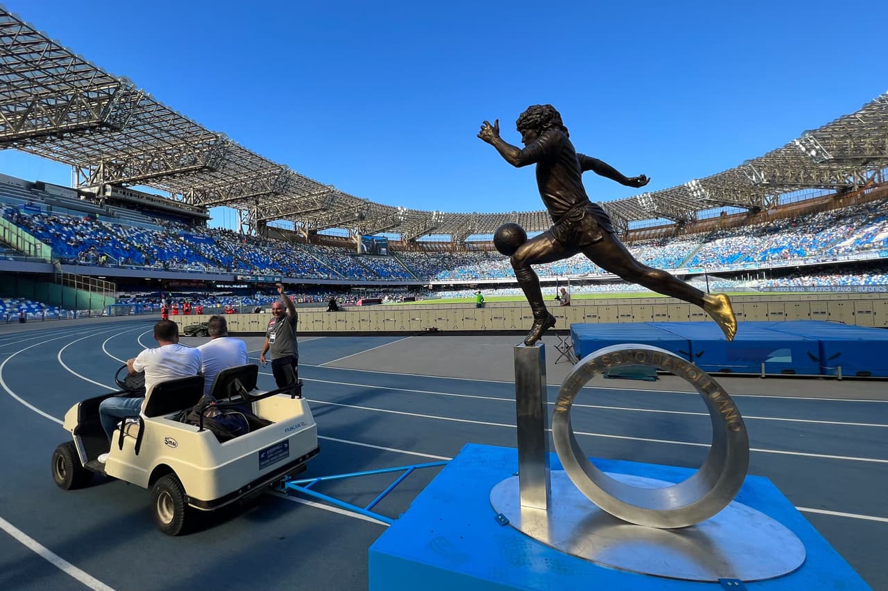 En el Estadio Diego Armando Maradona se solocó una estatua al gran ídolo Diego Armando Maradona.