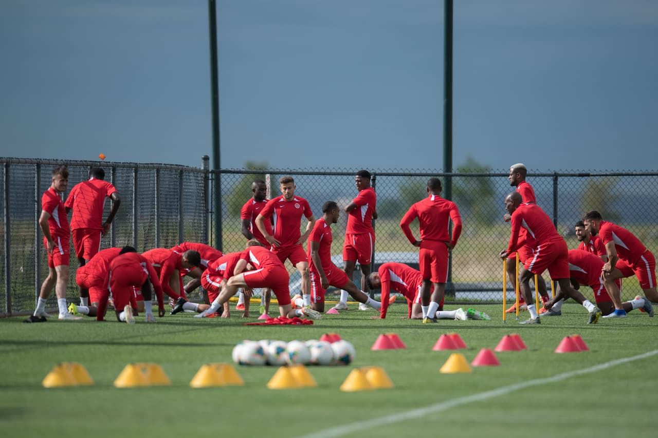 Bajo las órdenes de John Herdman, entrenador de la selección de Canadá, el equipo de la hoja de maple se entrenó para cerrar su preparación de cara a su importante partido ante México por la Copa Oro que se efectuará este miércoles en Denver. Jugadores jóvenes muy interesantes y con enorme potencial que militan en las mejores ligas europeas, son la parte medular de un equipo canadiense que, por lo visto, busca hacerle partido al Tri en el renglón de lo físico y el desgaste por correr en todo el campo.