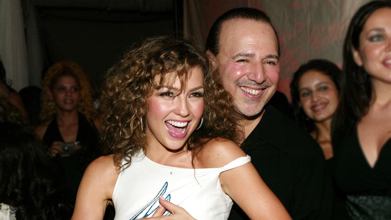 Mientras grababa ‘Rosalinda’, Thalía conoció a Tommy Motola, con quien se casó en el año 2000. A la `boda del año` asistieron personalidades como Jennifer López y Michael Jackson