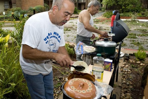 Tradicionalmente, los tacos se preparan con tortilla de maíz, pero también hay casos en los que se utilizan tortillas de harina. Se les acompaña de carne de res, de puerco, de pollo y de una gran variedad de salsas y guacamole.