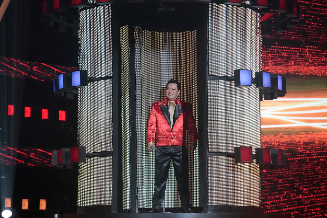 La fiesta de Pequeños Gigantes arrancó con Jaime Varela, el mejor imitador en México de Juan Gabriel.