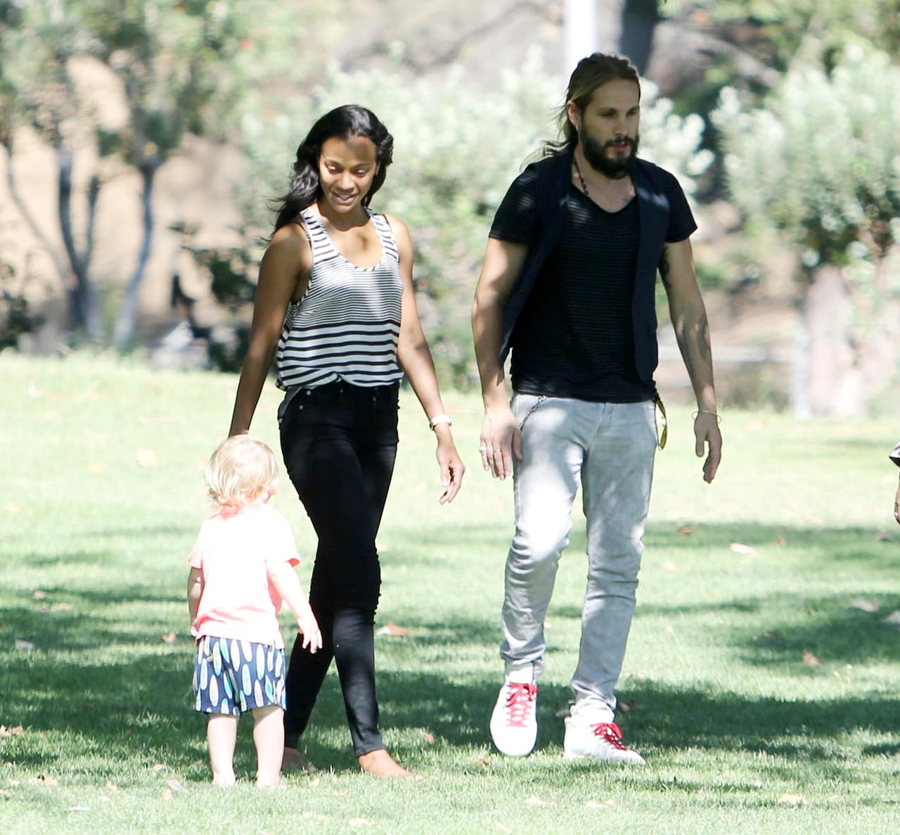 Fueron al parque a jugar con sus adorables gemelitos.