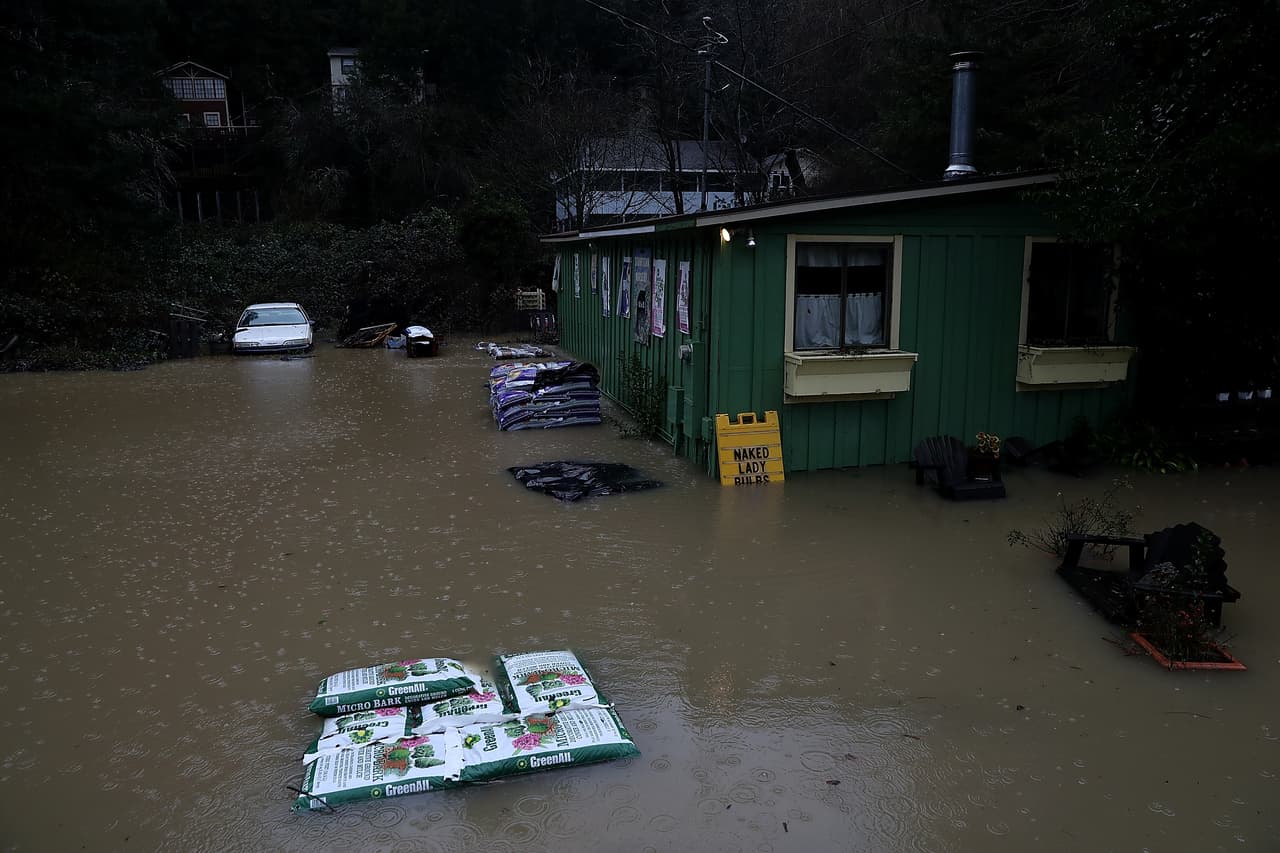 Una nueva serie de tormentas está trayendo fuertes lluvias e inundaciones a varios poblados como Guerneville y Forestville en el norte de California unos días después de que la lluvia y las tormentas de nieve golpearon la región trayendo una gran cantidad de agua que beneficiaría a California, un estado severamente afectado por la sequía.