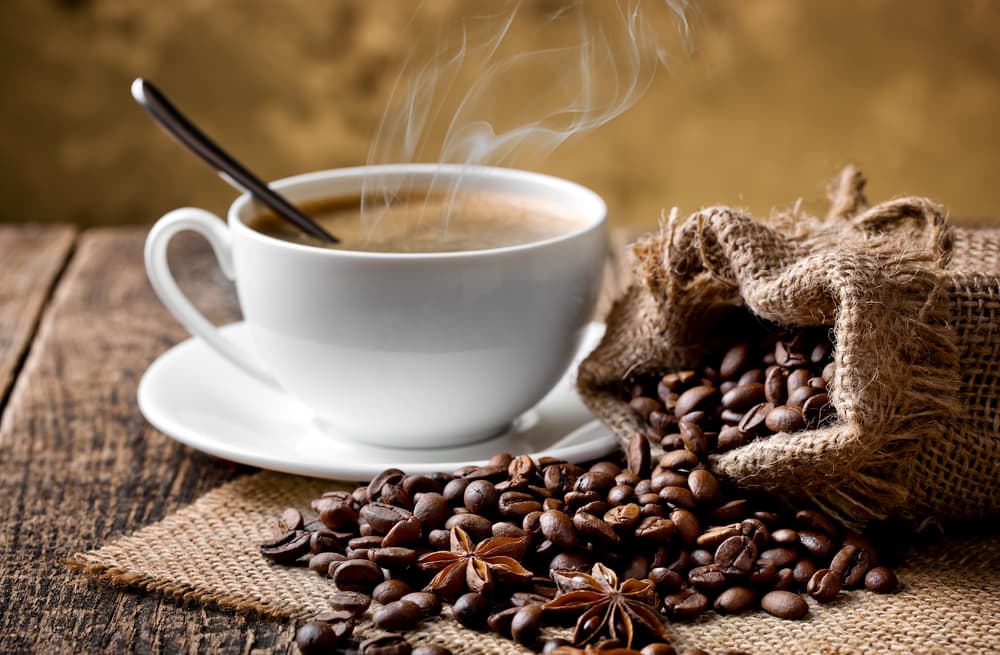 Café. Otro bebida que es parte de tus días: el café, lo que tiene a favor es que las investigaciones señalan que el consumo moderado de café mejora la memoria y capacidad cognitiva a corto plazo.