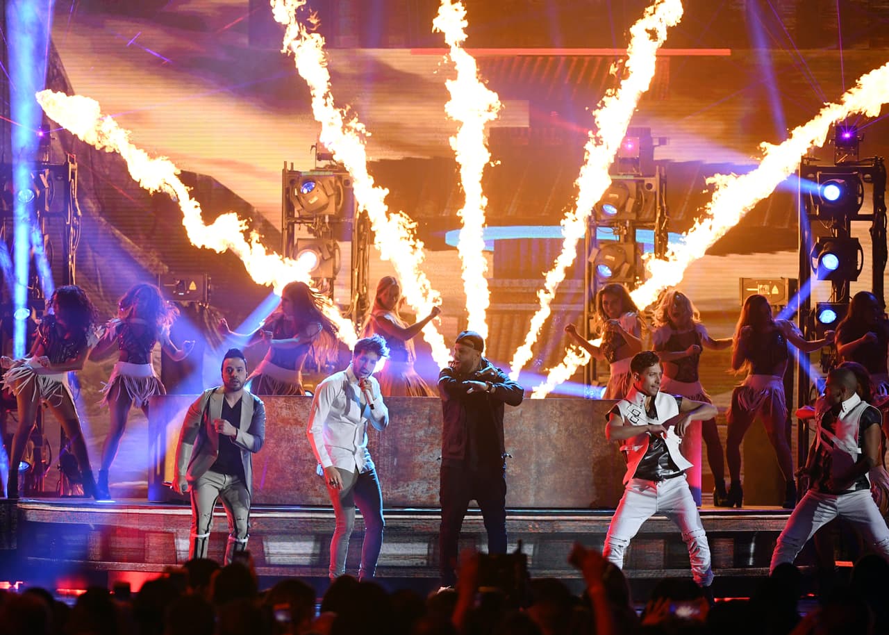 Luis Fonsi, Sebastián Yatra y Nicky Jam estrenaron en vivo el tema 'Date la vuelta'.