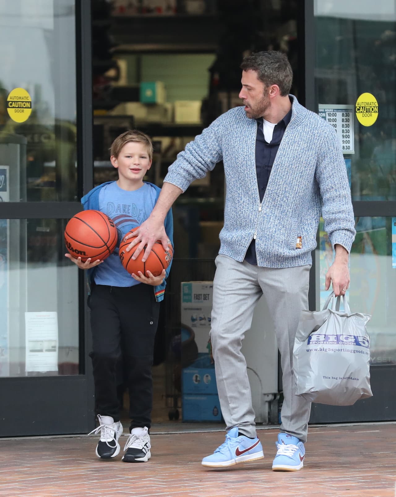 Los paparazzis captaron que salió de compras con 
<b><a href="https://www.univision.com/famosos/jlo-ben-affleck-hijo-samuel-escuela-fotos" target="_blank">su hijo Samuel, de 10 años. </a></b>
<br>