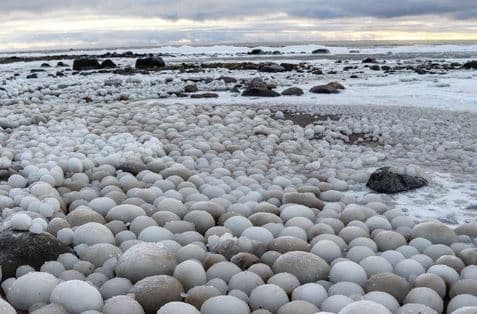 Extrañas bolas de hielo aparecen en una playa y crean hermoso paisaje invernal 
