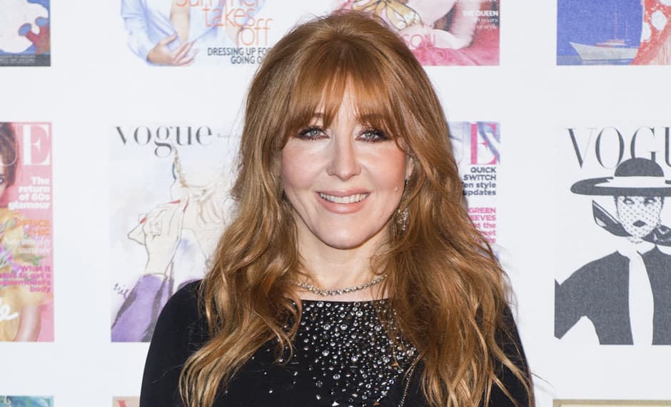 <b>Charlotte Tilbury. </b>A los 13 años descubrió el efecto transformador del maquillaje. Al conocer a la maquillista 
<a href="https://www.instagram.com/marygreenwell/?hl=es">Mary Greenwell</a>, decidió que ésa era la 
<a href="www.byrdie.com/charlotte-tilbury-career">profesión</a> que ejercería. En los 90 creó el look luminoso y glamoroso que tanto gustaba a las súper modelos de entonces. Al desarrollar productos para marcas como MAC y Chanel, supo que quería crear su propia marca. Aplicó todo lo aprendido en una original colección de maquillaje, fácil de aplicar.
<br>