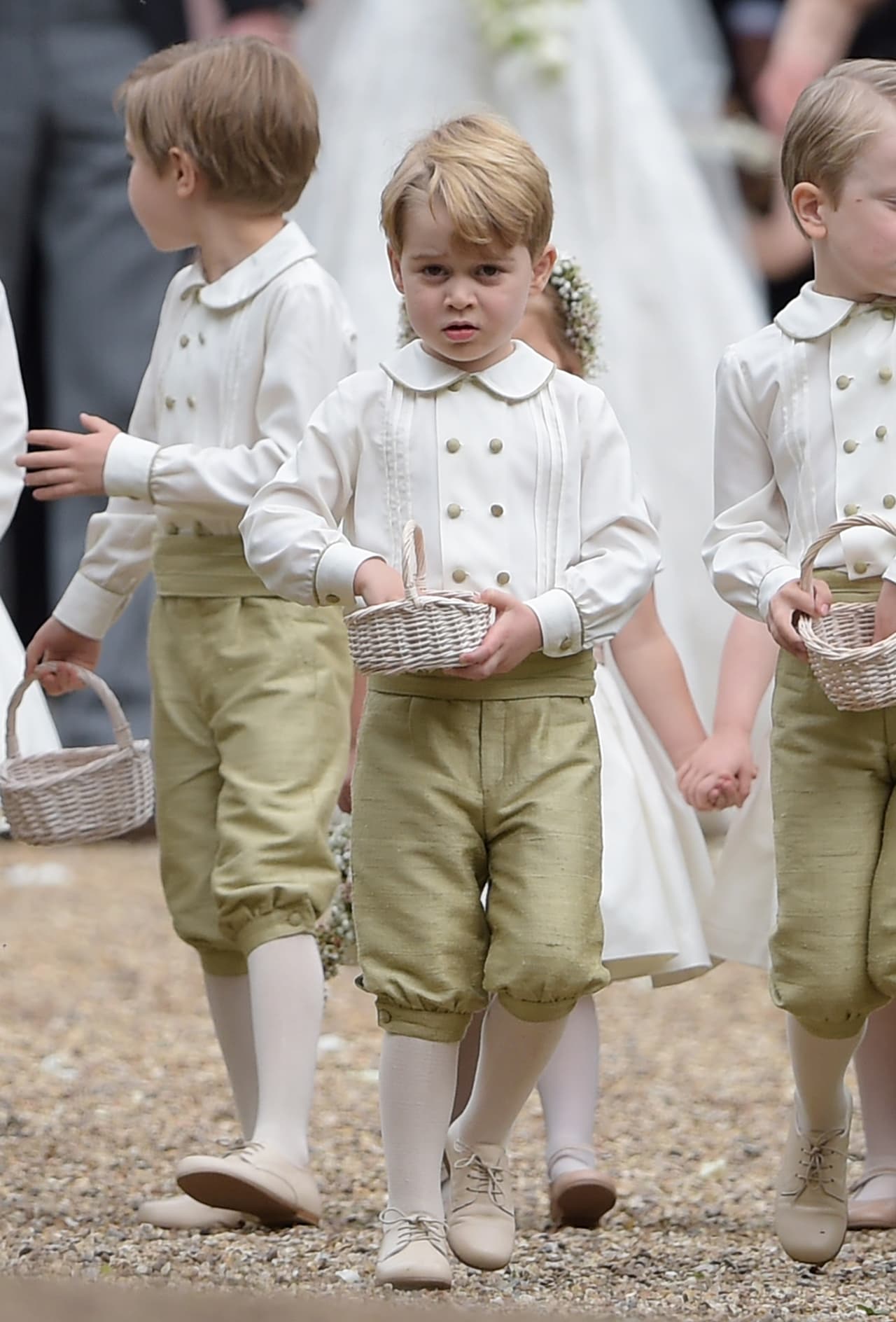El príncipe George de Cambridge, atento para entrar antes que la novia, a la iglesia.