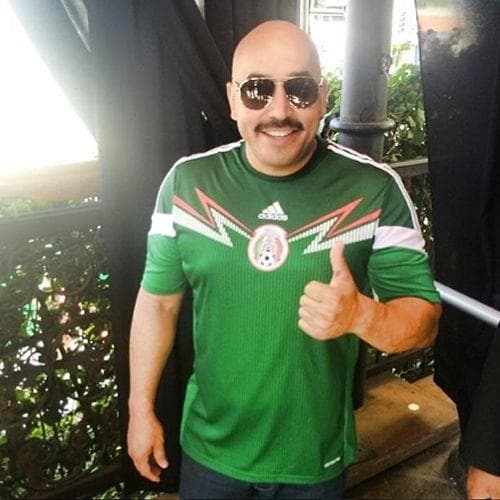 <b>Lupillo Rivera,</b> como buen mexicano, siempre lleva 'la verde' bien puesta.