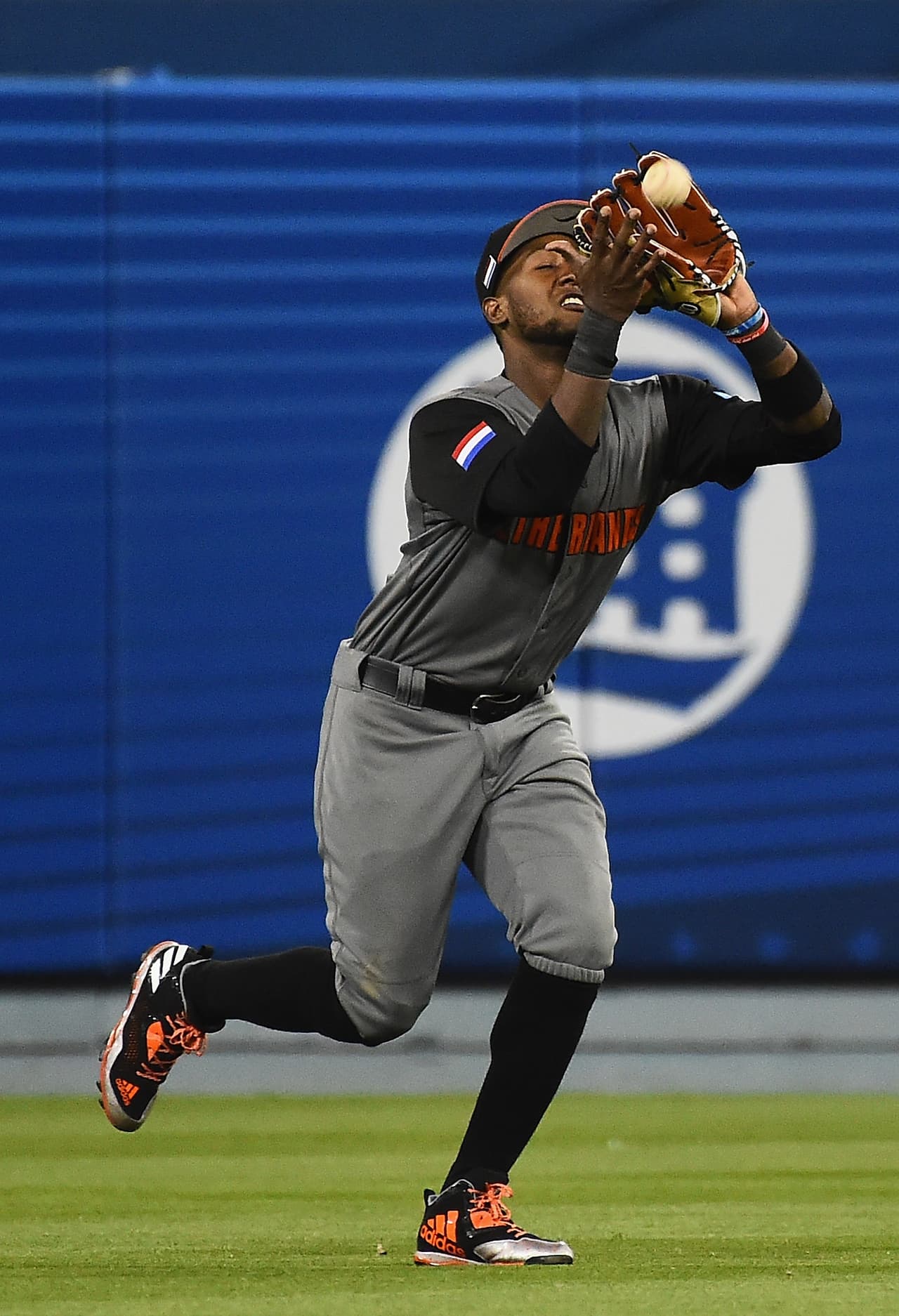 La regla dice que a partir de la onceava entrada, el inning comenzará con corredores en primera y segunda.